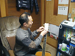 �V�Ȕ��\�ɔ����ď��@�̉������ꂩ�甭�@���ꂽ�M�^�[�̌��𒣂蒼�����{...