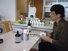 �������܂ꂽ�������ȕ��i�Ɉ͂܂ꂽ�X��...