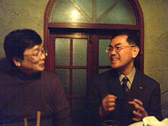 �㓡���C�^�[�ɓ�̕����ɂ��Ď���U�߂ɂ���X��...