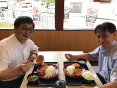 ���ׂ̗̂���ŗ��đ����̒��H���Ƃ�X���ƎR��...