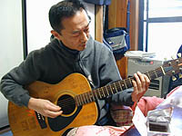 �}������s�A�m�̃t���[�Y���������鋴�{... ��͂肱�̏ꍇ�͎芵�ꂽ�M�^�[���g�p