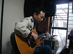 ���Q�̃A�R�[�X�e�B�b�N�M�^�[�ŉؗ�ȃt�B���K�����O���I���鋴�{�B�u�l���͉J�̓��v�̘^�����i���...