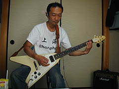 �芵�ꂽ�M�^�[�v���C�𒮂����鋴�{...