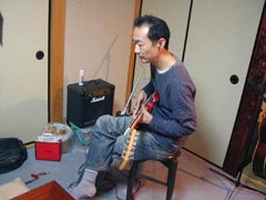 �V���ɓ��肵���M�^�[�Ŕ��M�������t�𒮂����鋴�{...