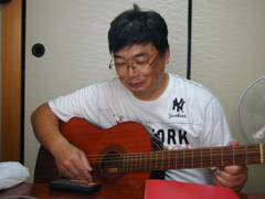 �A�[�j�[�{�[���̐V�������𒣂����M�^�[�Ń`���[�j���O���s���X��...