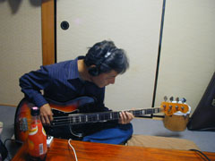 �ڂ̑O�Ƀr�[�����Ԃ牺�����Ă���H�@�p���t���ȉ��t�𒮂�������...